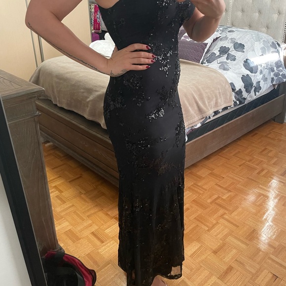 Sequence, black gown - Picture 7 of 7